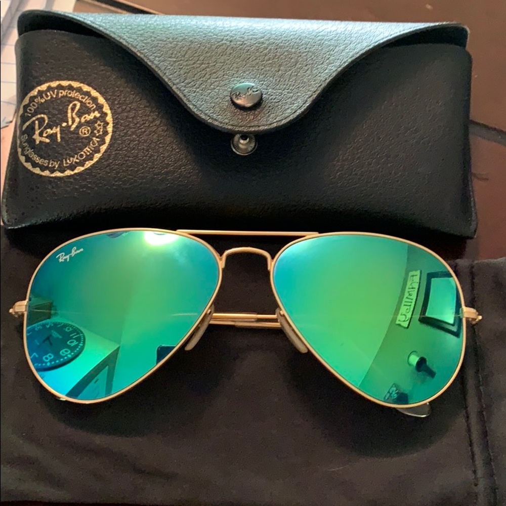 Green aviator Ray-Bans